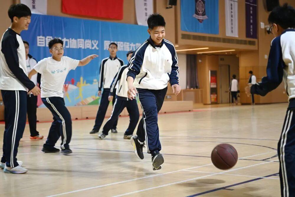 2026年3月23日,北京四中雄安校区的学生在体育馆打篮球。新华社记者 朱旭东 摄 图片