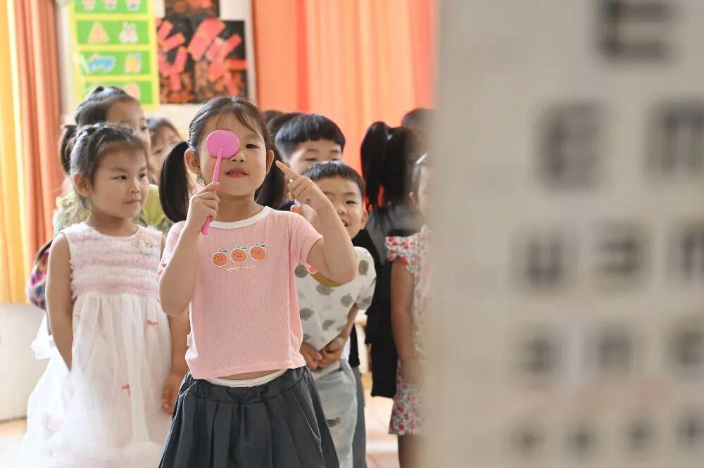 2026年6月5日,在河南省沁阳市第一幼教集团白庄村幼儿园开展的全国爱眼日主题活动中,小朋友进行视力检测。新华社发(杨帆摄) 图片