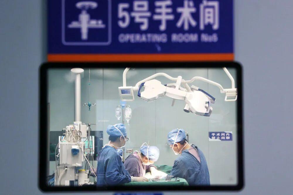 2026年10月3日,医生在云南省个旧市人民医院手术室为患者进行手术。新华社发(薛莹莹摄) 图片