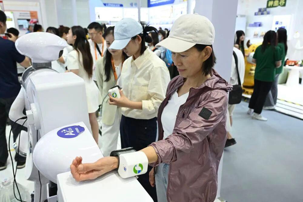2026年9月10日,在2026年中国国际服务贸易交易会健康卫生服务专题展区,一名参观者体验智能中医脉诊设备。新华社发(刘志晗摄) 图片